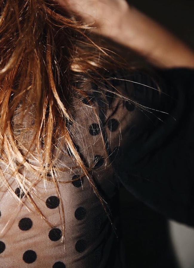 Entre larges pois et texture translucide, cette blouse Ganni a tout bon !