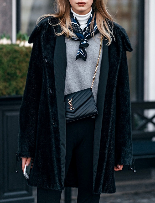 Pull fin + sous pull + foulard nou� sur le devant = le bon mix