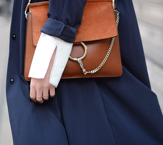 Rien de tel qu'une touche de marron pour relever le classique duo blanc/bleu marine