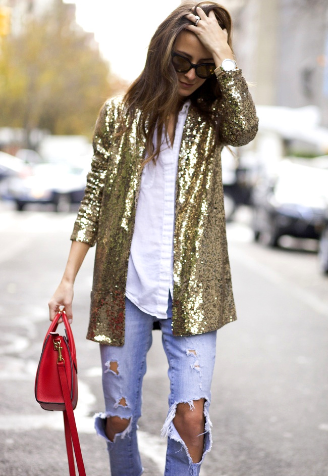 Paillettes disco + denim d�chir� + touche de rouge =  le bon mix