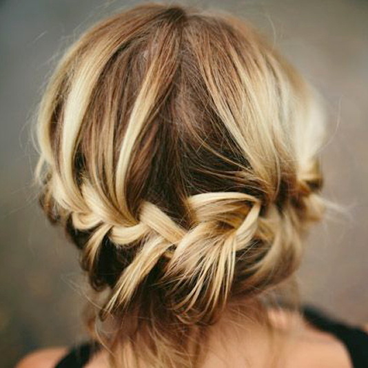 Oui aux cheveux dor�s au soleil et port�s en couronne de tresses !