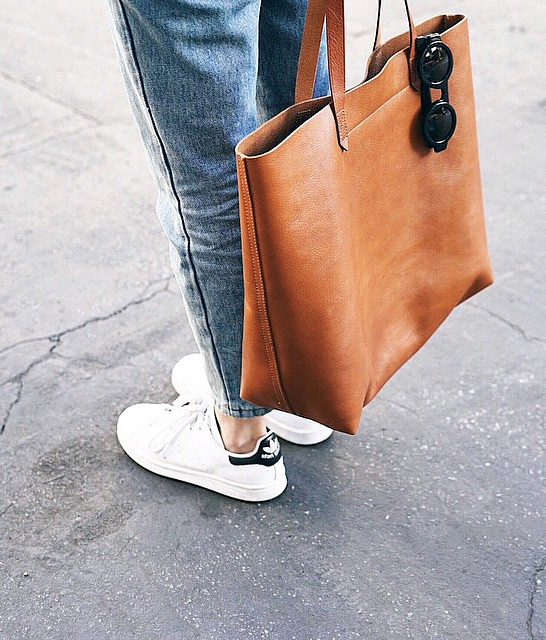 Cabas en cuir fauve + baskets blanches = le bon mix