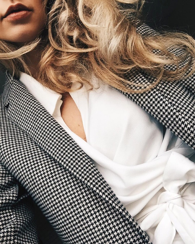 Rien de tel qu'un chemisier cache-coeur pour sensualiser un blazer masculin