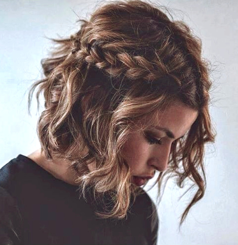 Carr� froiss� + large tresse = une coiffure id�ale pour twister les tenues classiques, voire strictes