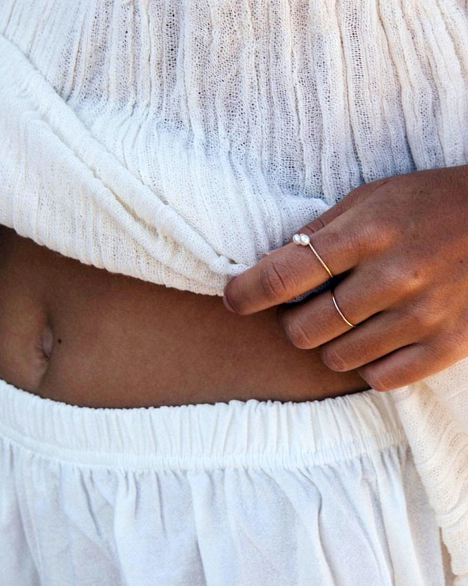 Tr�s fines bagues dor�es + peau bronz�e + total look blanc = le bon mix