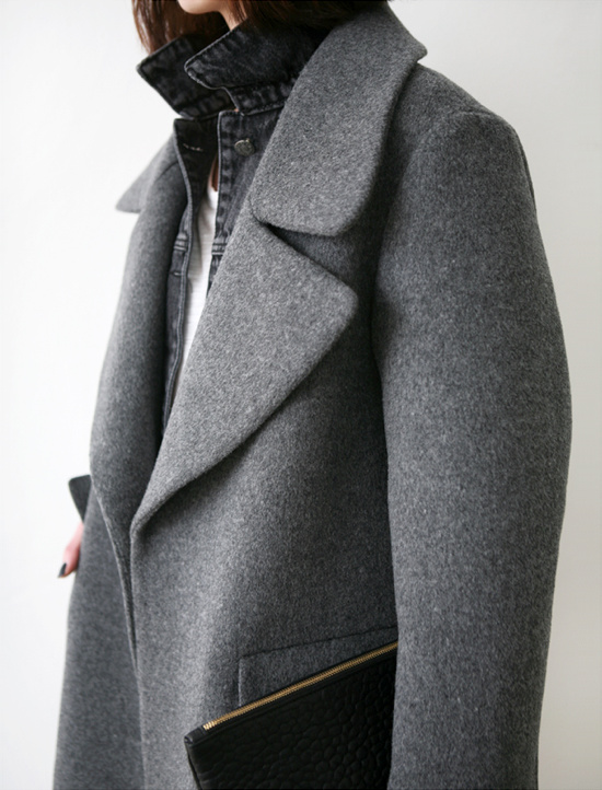 Pardessus gris + veste en jean noir d�lav� + pochette noire = le bon mix