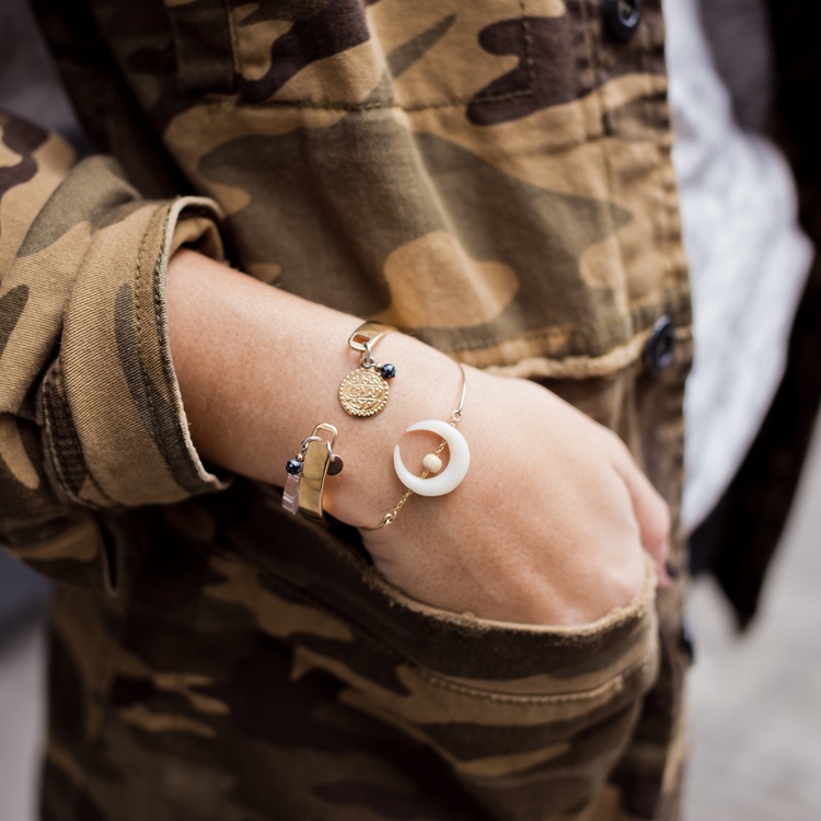 Fins bracelets + veste camouflage = le bon mix