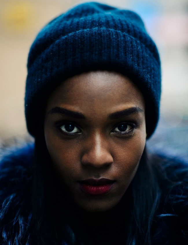 Rien de tel qu'un bonnet bleu marine pour mettre en valeur la beaut� d'un visage