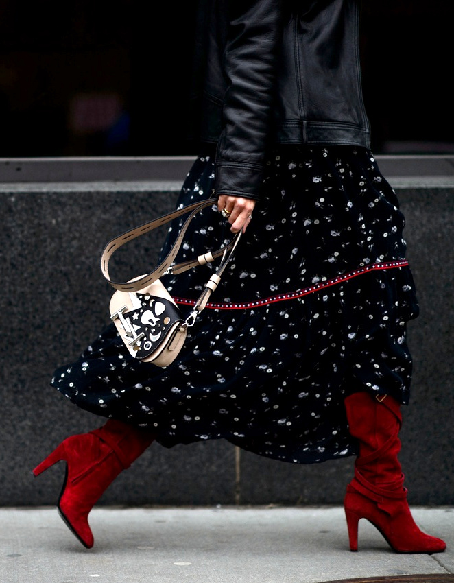 Bottes rouges + longue et ample robe noire = le bon mix