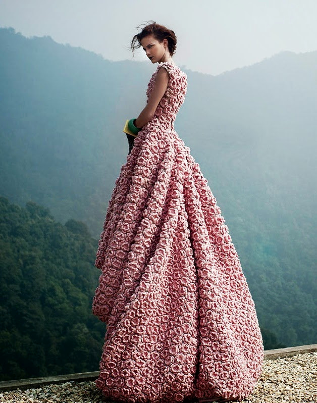 Cette longue robe rose nous fait regretter le temps des grands bals...