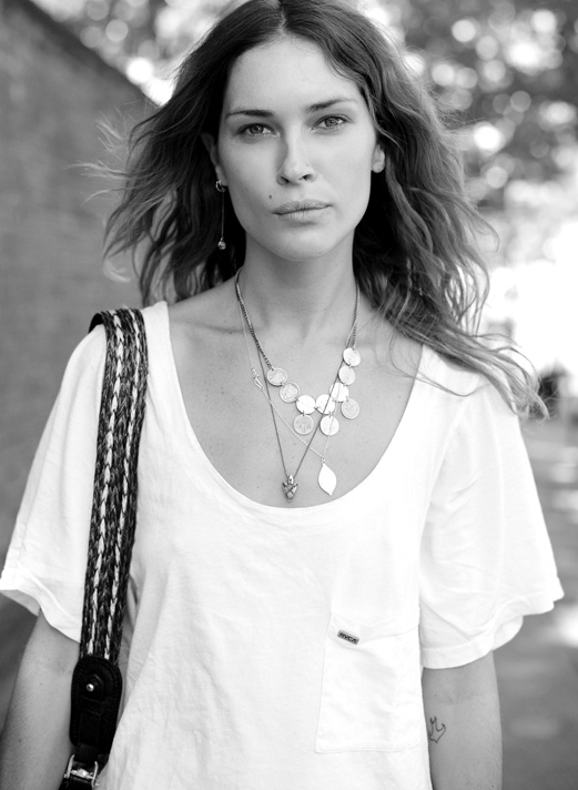 Rien de tel qu'une large encolure pour f�miniser un tee-shirt blanc !