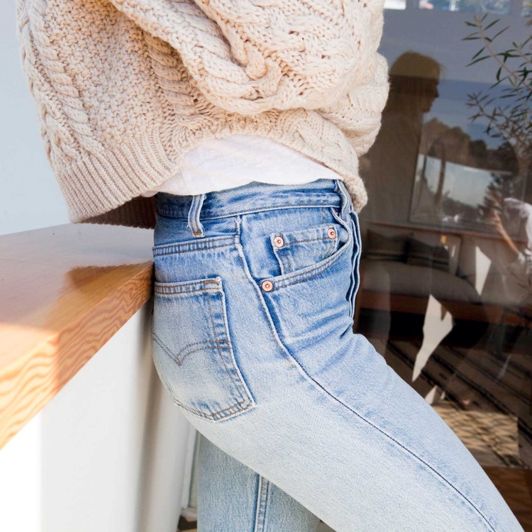 Jean taille l�g�rement haute + pull court blanc cass�  = le bon mix