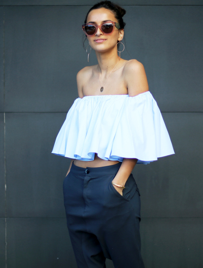 Oui au t�l�scopage entre top ultra f�minin et pantalon masculin !