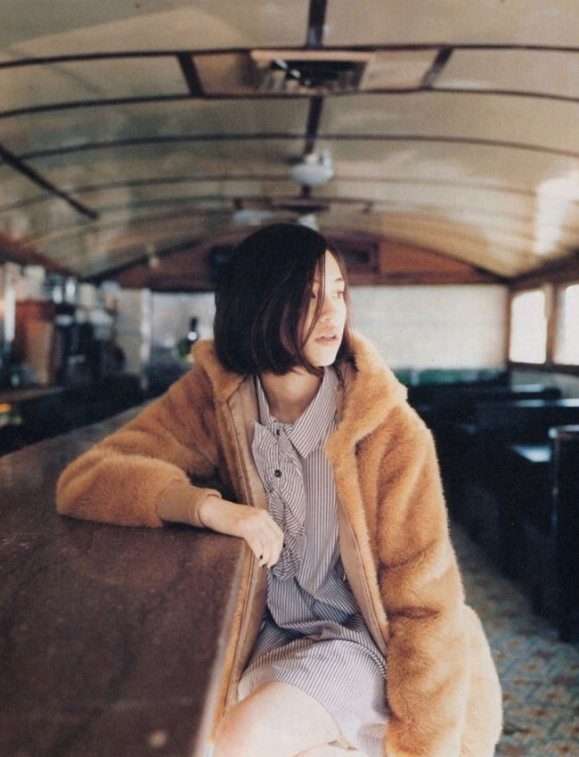 Robe � rayures bleues + manteau en fourrure camel = le bon mix