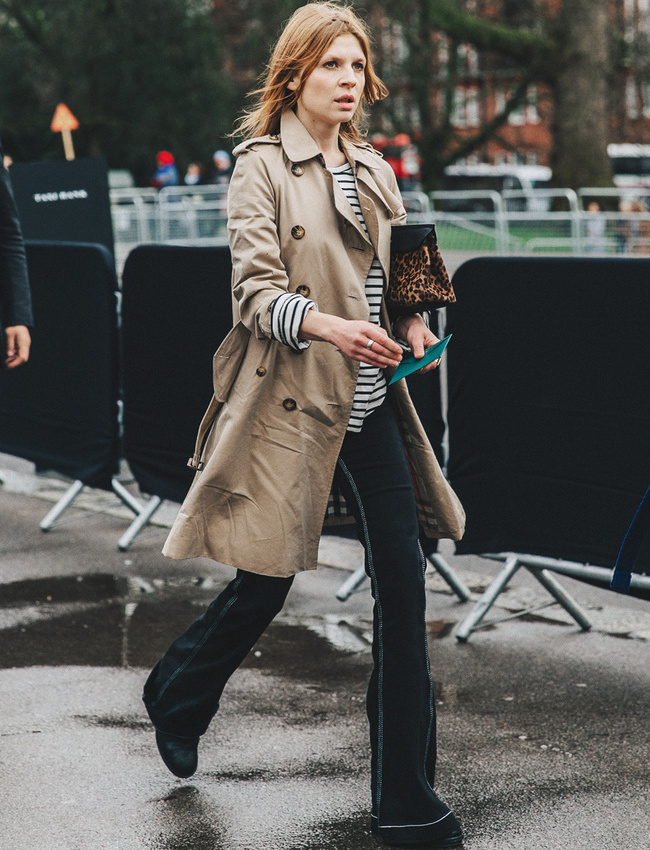 On ne se lasse pas du trio trench/marini�re/pochette l�opard