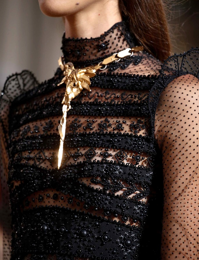 Robe diaphane � col montant + collier fantaisie dor� = le bon mix