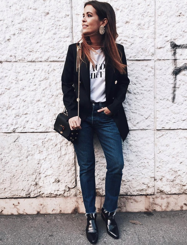 Rien de tel qu'un tee-shirt un brin d�cal� pour twister un look casual chic !