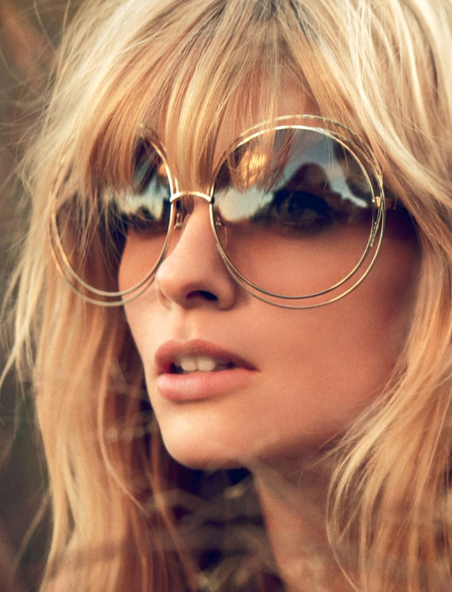 Lunettes papillon immenses + frange blonde = le bon mix