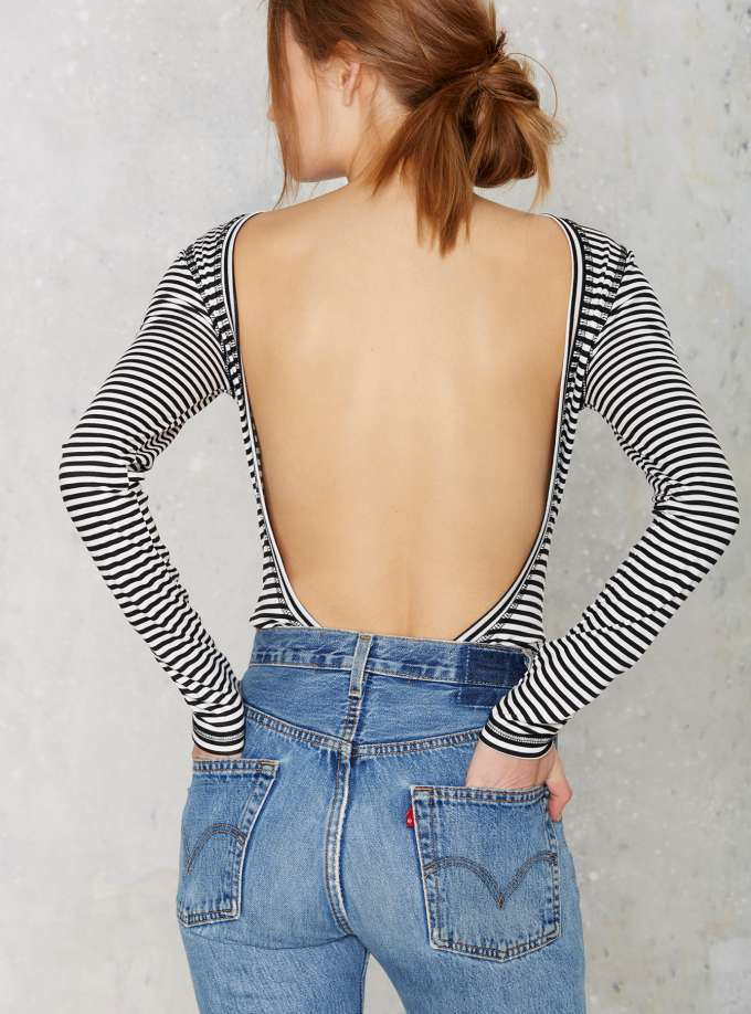 Entre dos nu sensuel et jean nineties, ce look a tout bon !