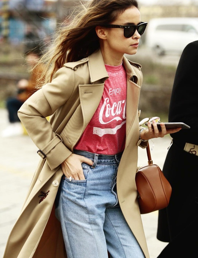 Trench + tee-shirt vintage = le bon mix