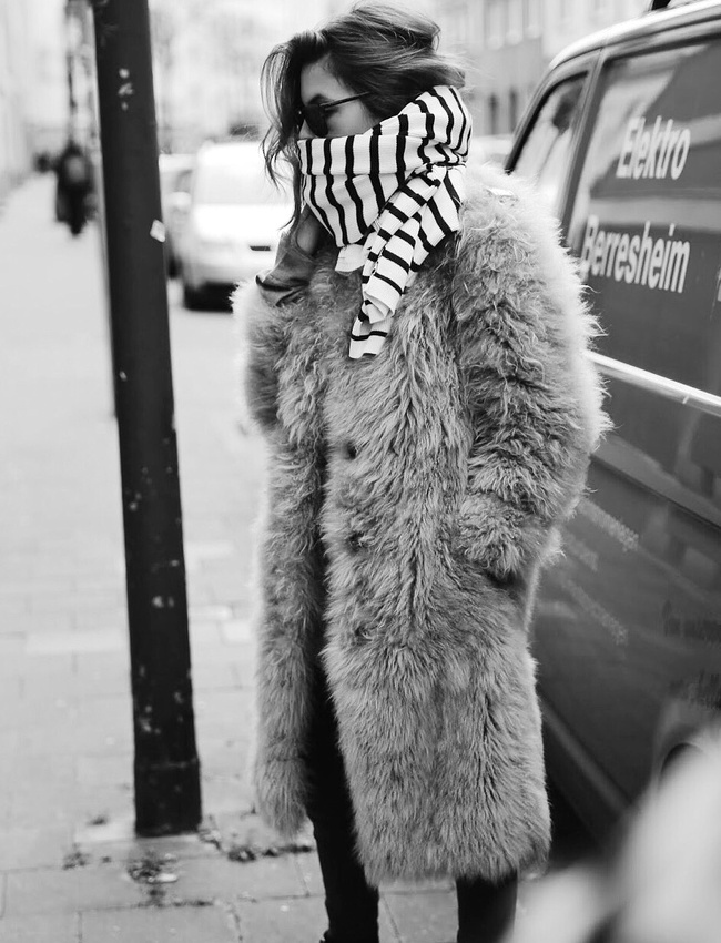 Manteau en fausse fourrure hirsute + �charpe marini�re = le bon mix