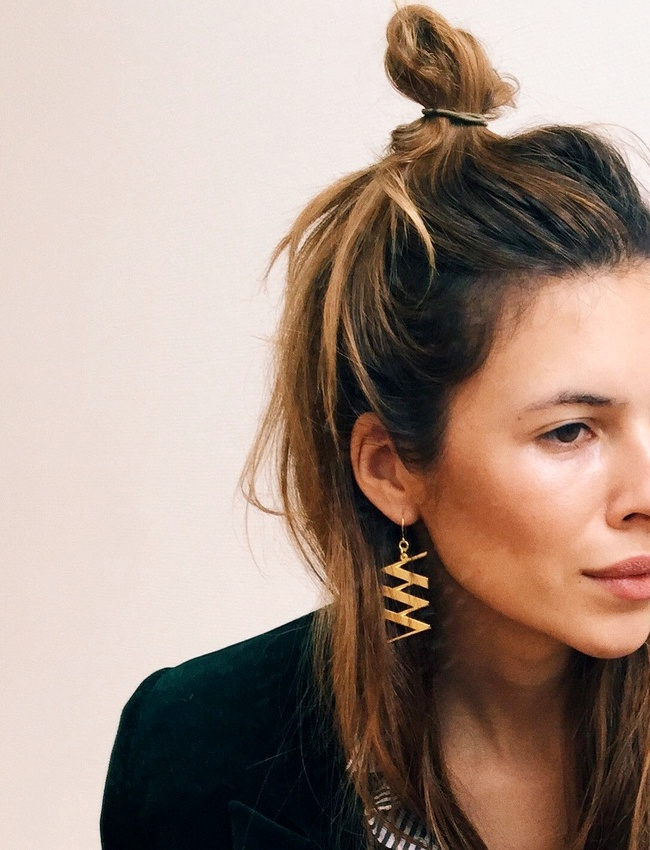 Chevelure nou�e de mani�re d�sinvolte + longues boucles d'oreilles dor�es = le bon mix