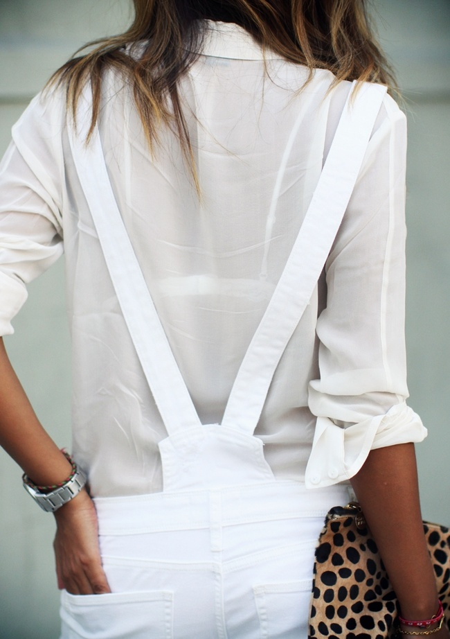 Rien de tel qu'une chemise blanche semi-translucide pour accompagner une salopette immacul�e !