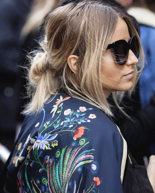 Cheveux n�gligemment attach�s + blouson japonisant + maxi lunettes noires = le bon mix