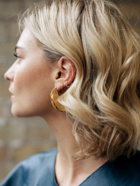 Boucles soign�es + accumulation de boucles d'oreille = le bon mix