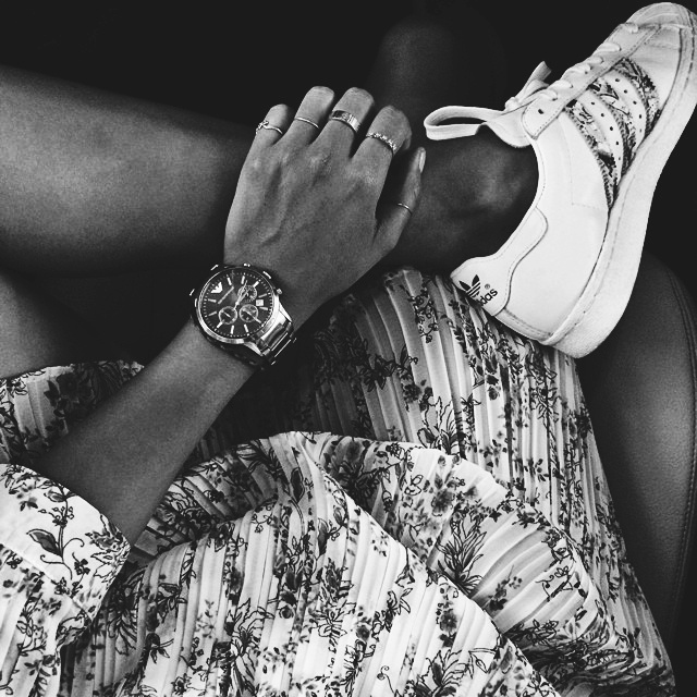 Baskets blanches + montre masculine + robe fleurie pliss�e = le bon mix