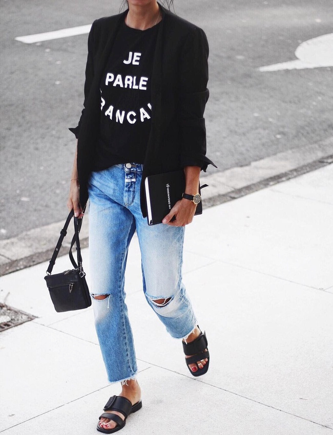 Oui au jean boyfriend bleu d�lav� twistant un total look noir !