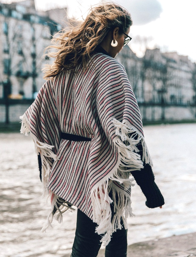 Une fois ceintur�, le poncho gagne en chic urbain
