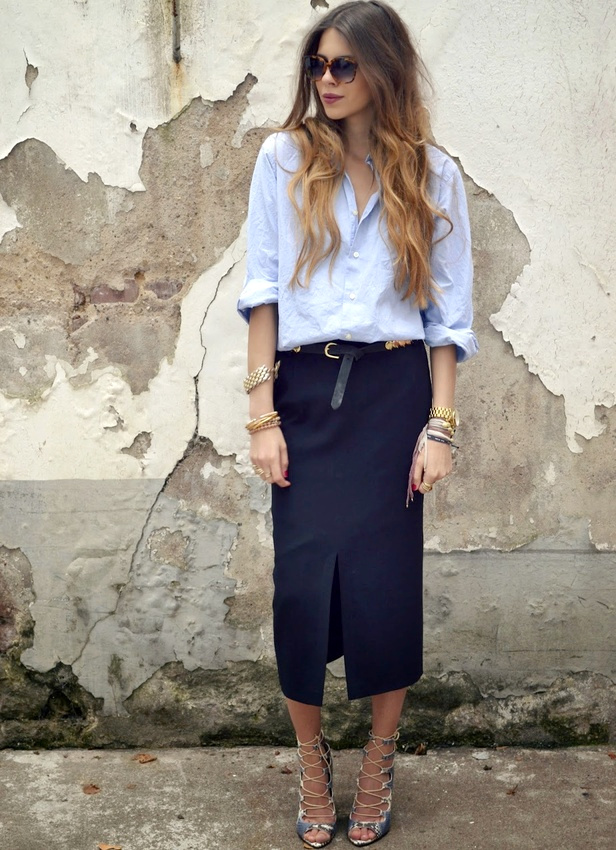 Rien de tel qu'une chemise masculine pour d�dramatiser le tandem jupe droite midi/sandales hautes perch�es !