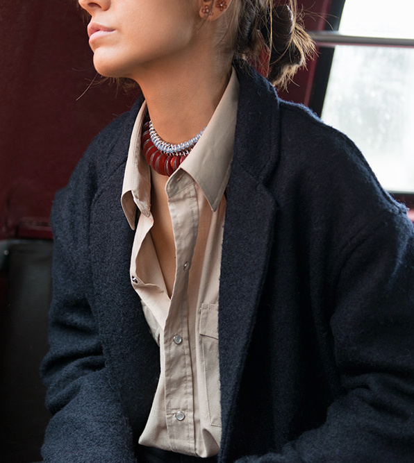 Collier esprit tribal + chemise beige oversize = le bon mix