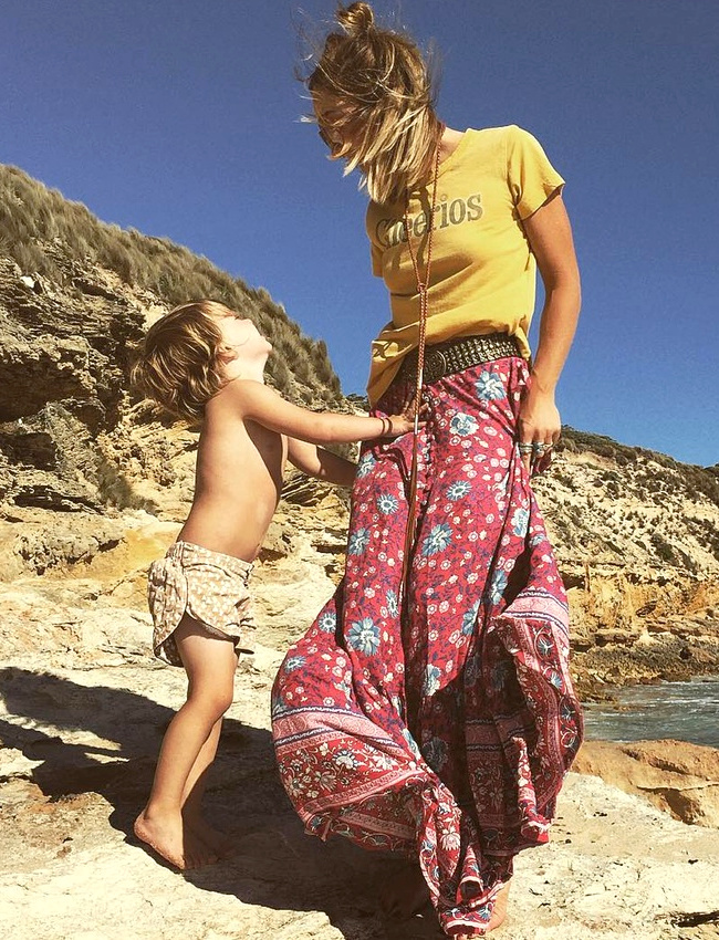 Tee-shirt vintage + jupe longue boh�me = le bon mix