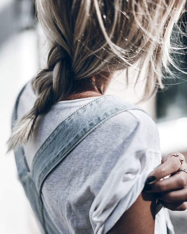 Oui au trio tee-shirt roulott� sur l'�paule/salopette en jean/bagues dor�es !