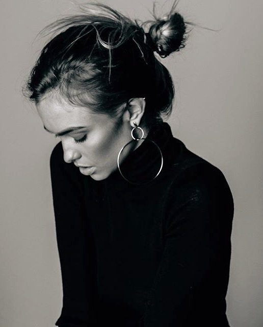 Rien de tel que d'immenses et fines cr�oles pour �gayer un fin pull col roul� noir 