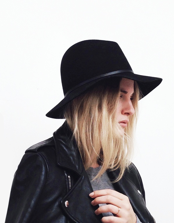 Fedora noir + perfecto carbone = le bon mix