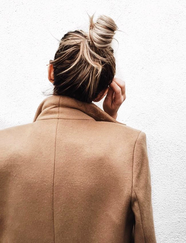 Chignon haut d�sinvolte + pardessus camel = le bon mix