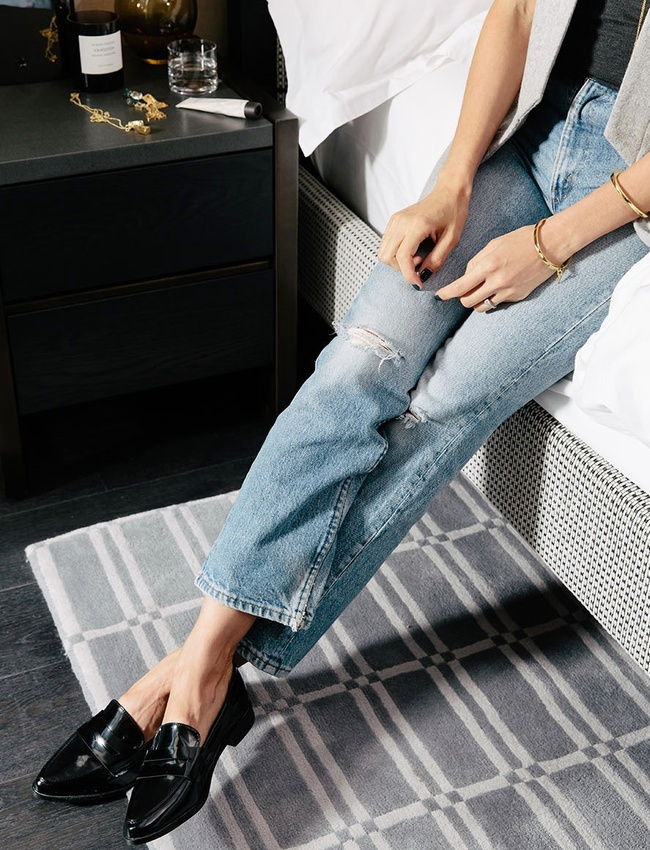 Rien de tel qu'une paire de mocassins vernis pour twister un jean destroy !