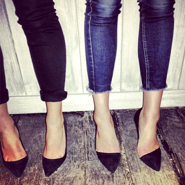 On ne se lasse pas du duo escarpins ultra d�collet�s/slim roulott� sur la cheville !