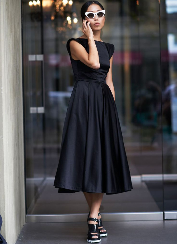 Entre accessoires pointus et robe faussement classique, ce look a tout bon !