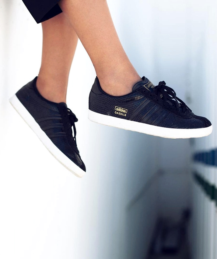 Rien de tel qu'une paire de baskets noires pour sublimer un d�but de bronzage !