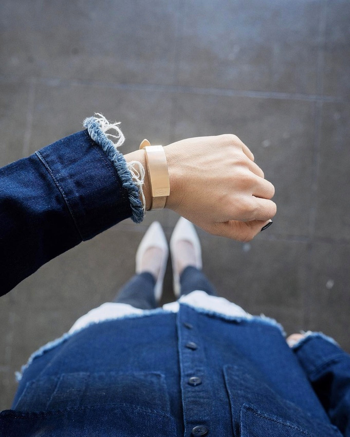 Bracelet design connect� + jean brut effiloch� = le bon mix