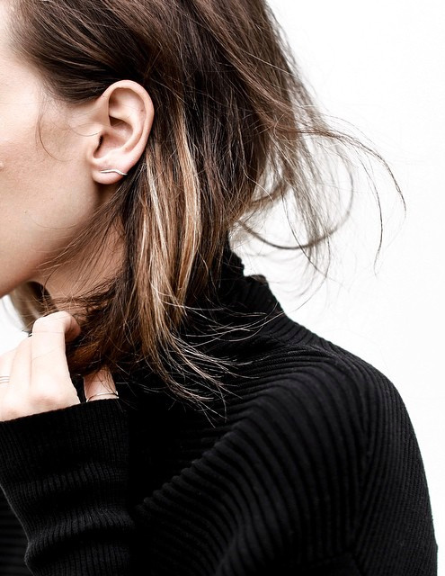 Wanted : une boucle d'oreille �pur�e et ultra d�licate � porter avec un pull sombre et les cheveux d�faits