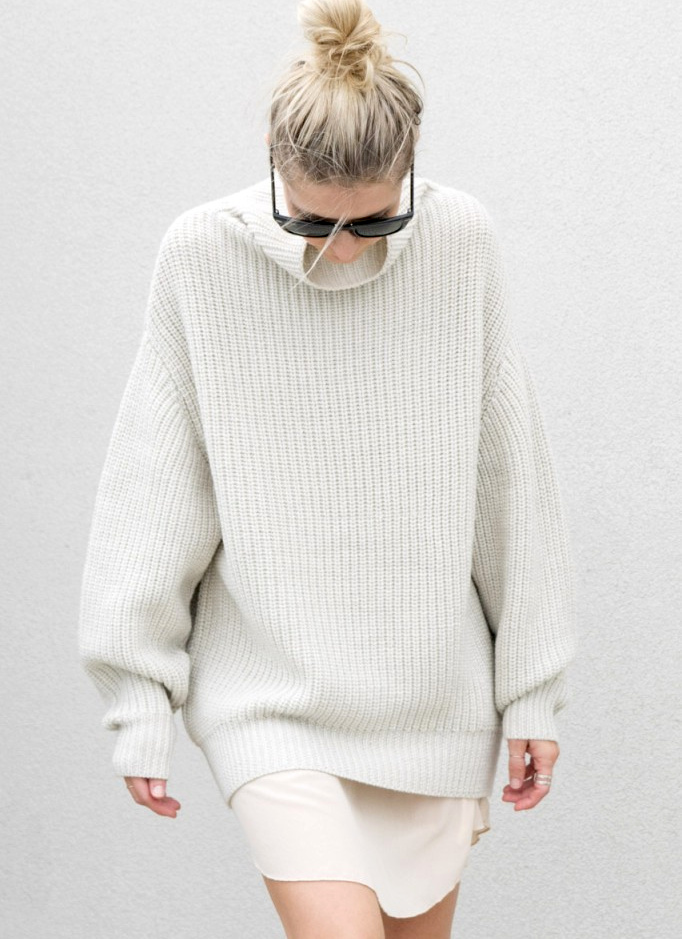 Gros pull blanc cass� + robe nuisette rose p�le = le bon mix