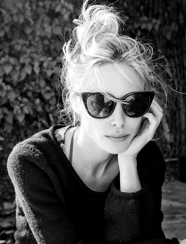 Chignon d�coiff� par le vent + lunettes de soleil cat eye = le bon mix