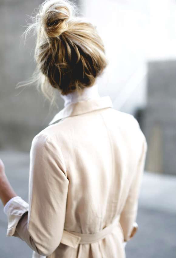 Le chignon haut et flou, tout un art...