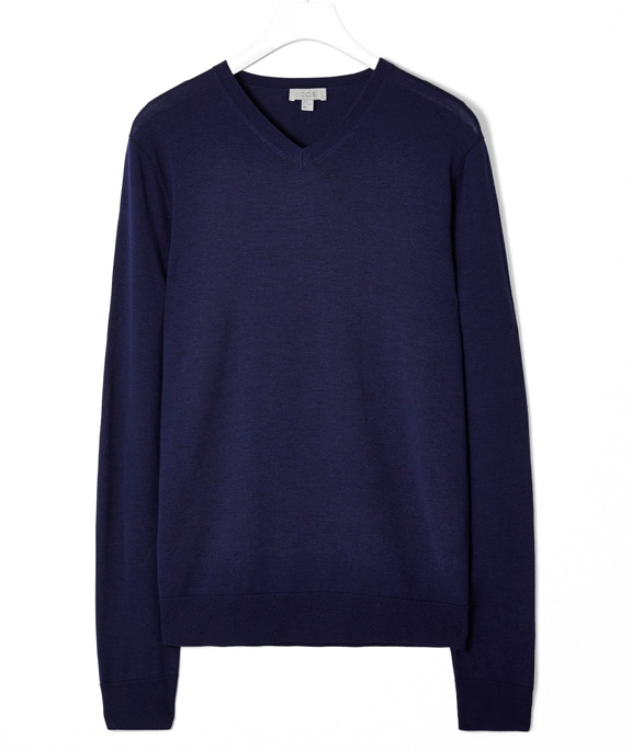 Le Pull Col V Merinos Navy chez COS