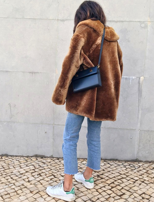 Fausse fourrure marron glac� + jean 7/8 effiloch� + baskets blanches = le bon mix